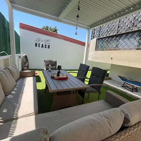 House With Garden Near The And Ac Casa vacanze
