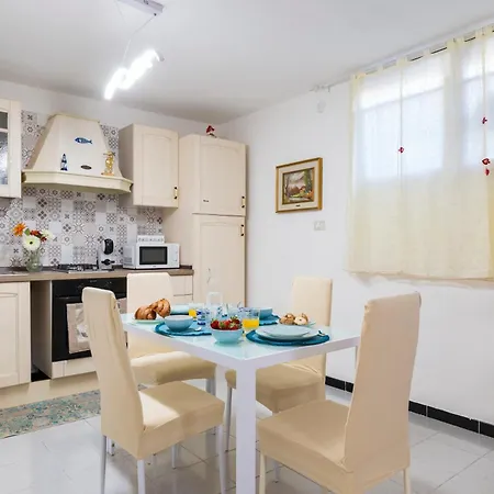 Σπίτι διακοπών House With Garden Near The And Ac